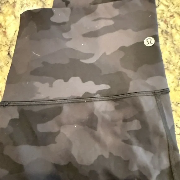 Lululemon women’s leggings 5 pairs size 16 EUC - Picture 2 of 6